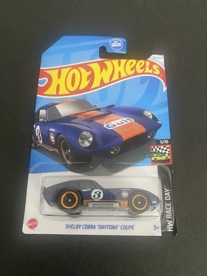 Hot Wheels Shelby Cobra Daytona Cupé Gulf Azul Oscuro #122 - 2024 HW Día de la Carrera Foto 1 de 2