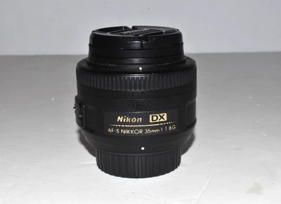 Lente Nikon AF-S DX NIKKOR 35mm f/1.8G Prime con tapas y filtro UV Foto 1 de 4