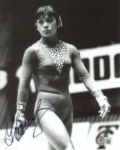 FOTO 8x10 firmada por NELLIE KIM GIMNASIA OLÍMPICA MEDALLA DE ORO LEYENDA BECKETT BAS - Imagen 1 de 2