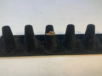 DELICADO ANILLO DE ORO AMARILLO DE 10k y diamantes diseño abierto banda ondulada talla 3,5 de colección Foto 1 de 4