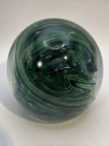 Pisapapeles de vidrio KERRY de colección verde esmeralda remolinos y burbujas hecho a mano en Irlanda - Imagen 1 de 8