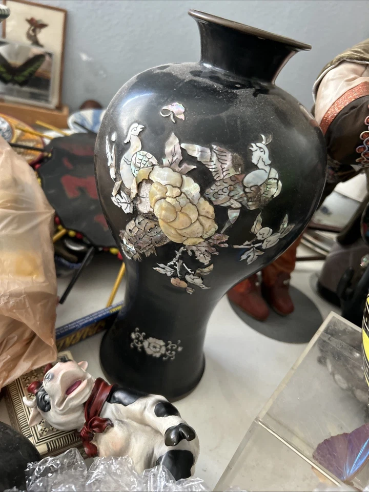 Jarrón de madreperla con incrustaciones de latón lacado vintage pavos reales hecho en Corea Foto 1 de 1