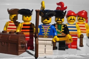 LEGO Minifigure Lot- Classic Pirates (with accessories) Retired Treasure Musket - Picture 1 of 3