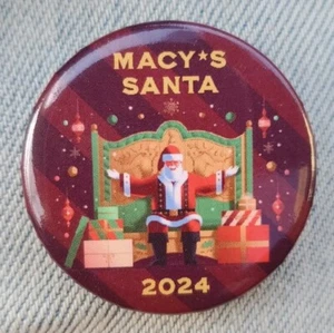 MACY'S DEPARTMENT STORE CHRISTMAS SANTA CLAUS LAND SANTALAND BUTTON PIN 2024 - Picture 1 of 2