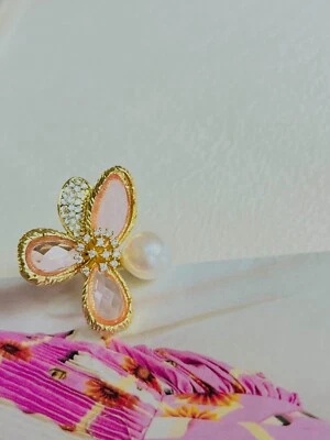 Anillo dorado con dije de cóctel abierto cristales de perlas flor rosa cristales grandes para mujer Foto 1 de 4