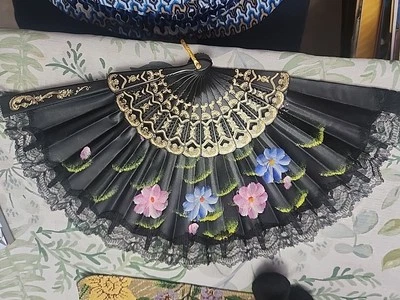 Antiguo abanico de mano victoriano plegable diseño floral negro sobre tela/encaje 17" Foto 1 de 4