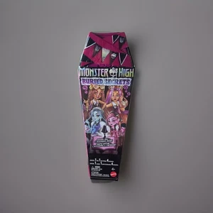 Monster High Buried Secrets Mystery Puppe + 5 Zubehörteile innen Neu im Karton - Bild 1 von 7