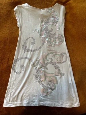 Vestido gris niña Young Versace, diseño rosa y gris con detalles plateados  Foto 1 de 4