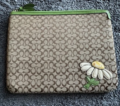 Funda Coach Y2K Daisy Tablet/Ipad Monograma Lona 10.5" X 8" Foto 1 de 4