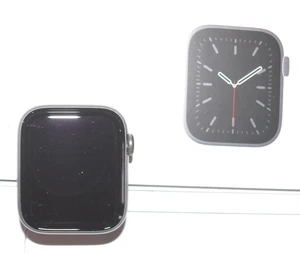 Apple Watch Series 6 44mm Space Grau Aluminium mit schwarzem Sportarmband! - Bild 1 von 6