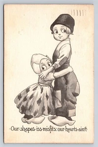 Postal corta alta Our Shapes is Misfits Our Hearts Ain't Comic niños holandeses - Imagen 1 de 3