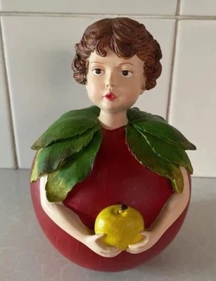 Apfel Ornament mit Dame.  Grün und Rot. Deko Stück.  - Bild 1 von 4