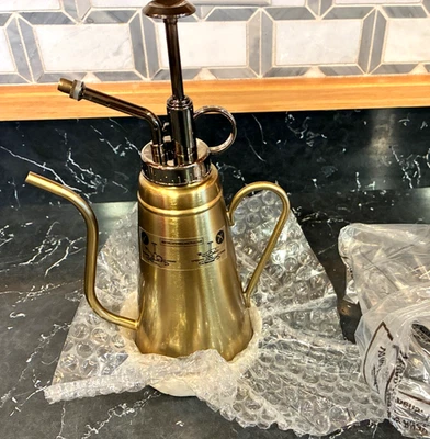 Hormiga de mano Magnolia Hearth. Lata de agua Mister de latón Foto 1 de 4