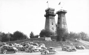 Onsted, Michigan RPPC Irish Hills Towers - 1940er Postkarte Straßenrand Attraktion - Bild 1 von 5