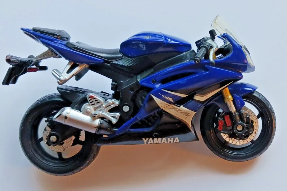 Yamaha YZF-R6 Motorcycle 1:18 Scale Die Cast & Plastic Sport Bike by Maisto RARE - Image 1 of 4