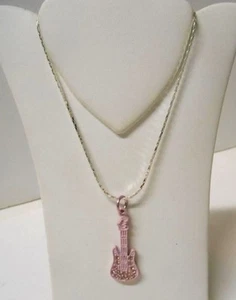 Neu ohne Etikett ~ 1 1/4" rosa Emaille Gitarre Anhänger mit Sterling Schlangenkette Halskette - Bild 1 von 3