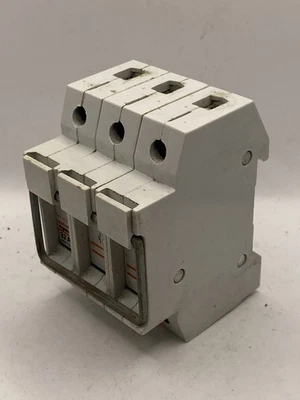 Portafusibles Legrand 01268 NFC 63210 32A 500V 3 polos 10 x 38 con fusibles Foto 1 de 4