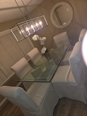 Kreiss-Travertino Relleno Mármol X'S Con Una Mesa de Comedor de Vidrio Grueso Solo. Foto 1 de 3