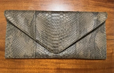 Cartera sobre Urban Expressions marrón imitación cocodrilo - certificada vegana Foto 1 de 4