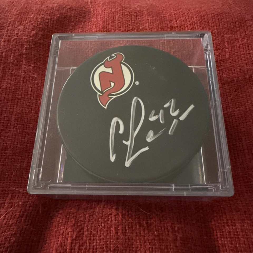 Disco de hóquei assinado por Curtis Lazar New Jersey Devils autografado com estojo - Imagem 1 de 3