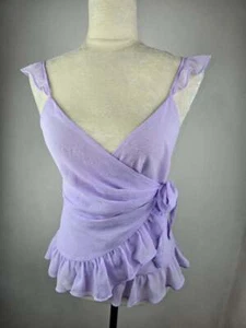 ¡NUEVO CON ETIQUETAS! Camisa para mujer EXPRESS talla XS púrpura lavanda encaje envolvente frontal - Imagen 1 de 3