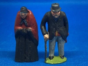 Alter Mann und alte Frau von Pixyland Kew, (rosa’ 955) Rockbereich sieht gequetscht aus - Bild 1 von 7