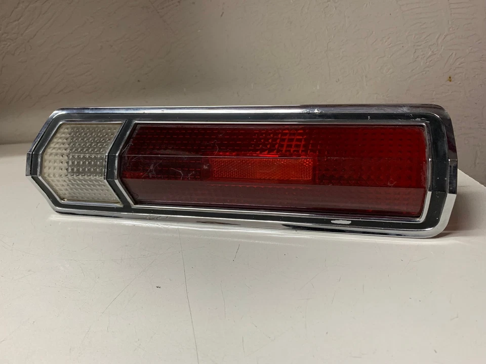 Chrysler Newport 1968 conjunto de luz trasera derecha OEM 68 Foto 1 de 4