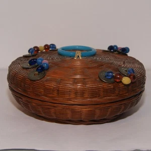 Vintage ASIATISCHER WEIDEN NÄHKORB rund dunkel mit Deckel Perlen Münzen Quasten - Bild 1 von 6