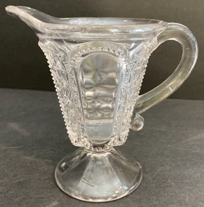 EAPG DALZELL, GILMORE & LEIGHTON "BEADED FINE CUT" Klar GLAS Fuß SAHNEKÄNNCHEN - Bild 1 von 8