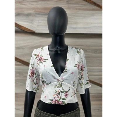 Top corto envolvente floral 100 % viscosa ASTR The Label - mediano Foto 1 de 4