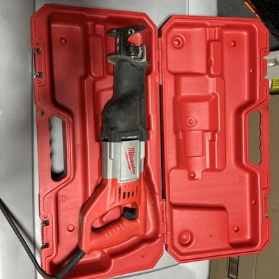Milwaukee Corded Sawzall with Hard Case. 6519-31 - Image 1 of 4