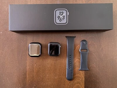 Apple Watch Series 4 GPS 44mm Caja de Aluminio en Gris Espacial y Correa... - Imagen 1 de 4