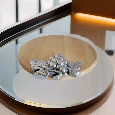 Bandeja redonda de madera de 12” de madera de haya y queso de peltre de colección. Foto 1 de 4