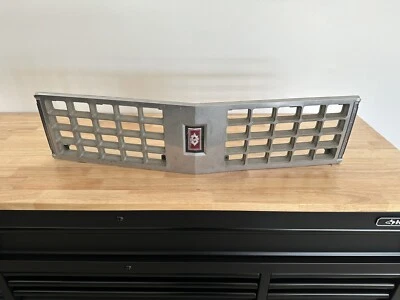 1980 Oldsmobile Noventa e Oito (98) Grelha #562778 Usada - Imagem 1 de 4