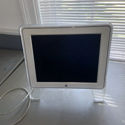Apple 17-Inch Studio Display M7649 - For Parts/Repair - Image 1 of 4