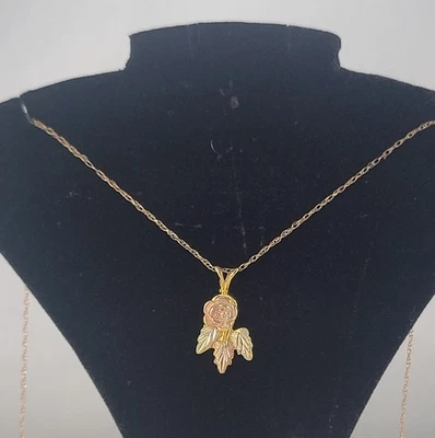 Colgante Landstrom 10K Black Hills Oro Rosa 3 Hojas, cadena no incluida Foto 1 de 4