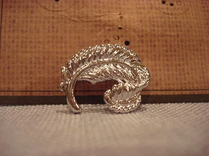 TEN79LA BOUTIQUE DESIGNER SILVER COLOR FEATHER METAL PIN BROOCH - BRAND NEW - Bild 1 von 1