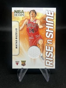 Parche de camiseta de novato Matas Buzelis 2024-25 Panini NBA Hoops Rise N Shine #RSM-MBB - Imagen 1 de 2