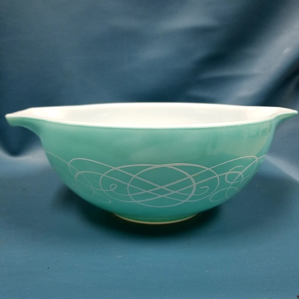VTG PYREX SCROLL Turquoise 2.5 QT Cinderella Mixing Bowl 4432 USA Ovenware - Image 1 of 4