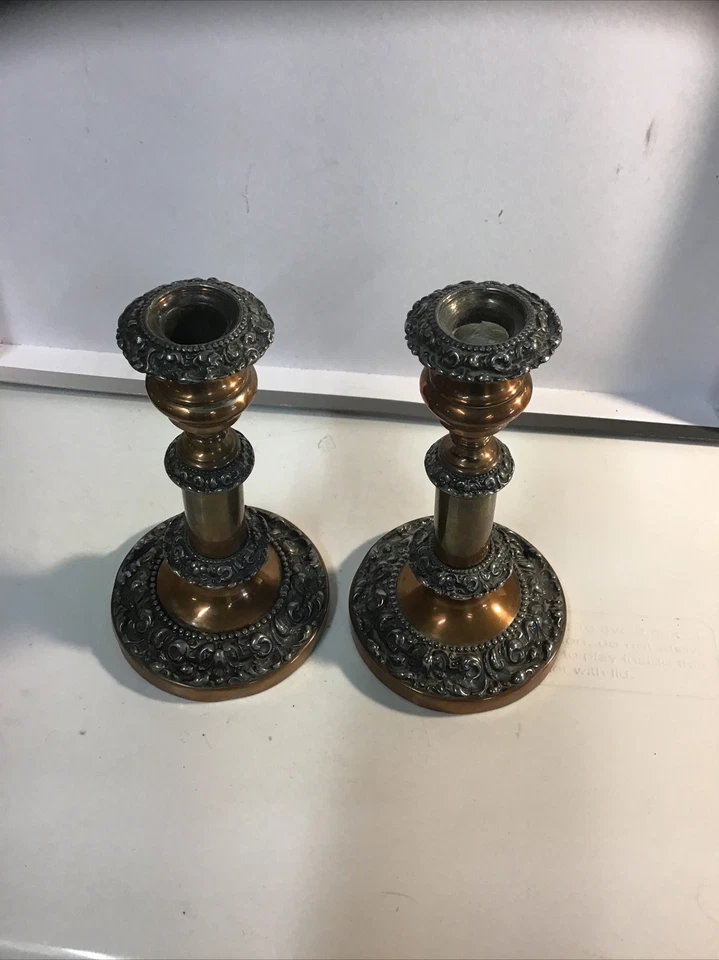 Par de candelabros antiguos de metal mezclado diseños de cobre y plata Foto 1 de 4