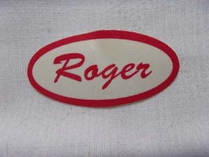 ROGER GEBRAUCHT KOMPLETT SIEBDRUCK AUFNÄHEN NAME PATCH ETIKETTEN OVAL ROT AUF WEISS - Bild 1 von 2