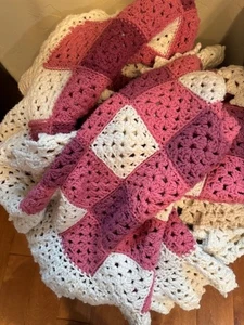 Gehäkelter afghanischer Überwurf rosa weiße Quadrate mit weißen Rüschenkanten 51"x70" Vintage - Bild 1 von 7