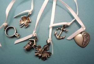 Set (6) Vintage Sterlingsilber Hochzeitstorte/Braut Band Zug Charms - Bild 1 von 3