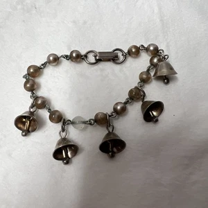 "Brazalete pequeño vintage tono plata 6 1/2"" campanas vacaciones TLC DESLUSTRE Y DESGASTE" - Imagen 1 de 6