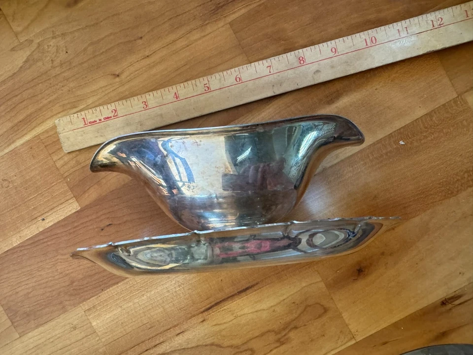 Vintage Early American IS 2116 Silver Gravy Boat w/ Attached Under Dish 8.5"L - Imagem 1 de 4
