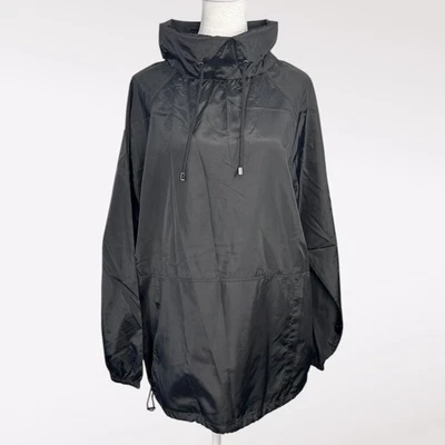 Chaqueta cortavientos Tommy Hilfiger negra con logotipo deletreado pulóver de nailon años 90 pequeña Foto 1 de 4