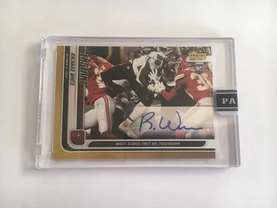 2022 PANINI INSTANT #45 RC RACHAAD WHITE SCORES FIRST NFL TD. GOLD AUTO #4/10 - Image 1 of 2