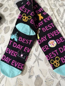 Disney Parks Best Day Ever Socken Neu mit Etikett Churro Mickey Brezel - Bild 1 von 3