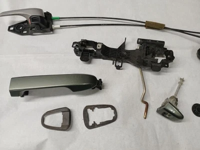 Conjunto de manija y pestillo de puerta delantera para conductores Toyota Camry LH 2012-2017 OEM verde Foto 1 de 4