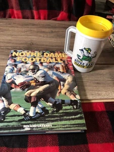 Vintage Betras NOTRE DAME Fighting irischer Einzelbecher & Fußballbuch - Bild 1 von 6